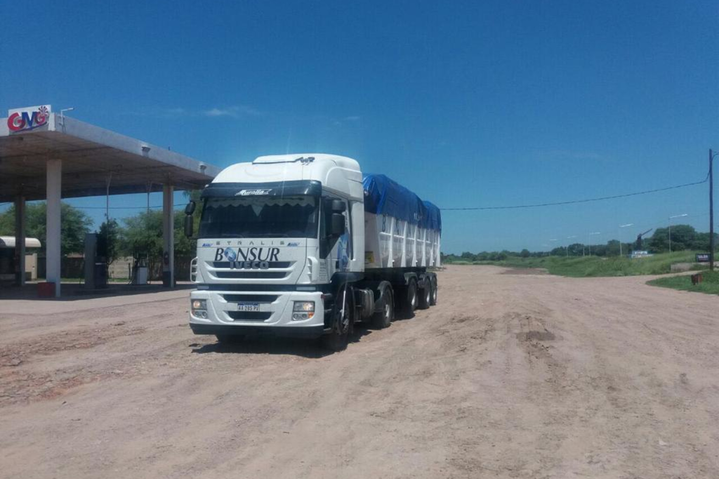 Foto de un camión de Bonsur en una zona rural