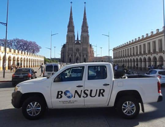 Camioneta de Bonsur frente a la Basílica de Luján
