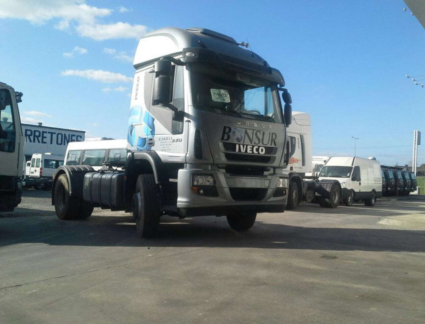 Vehículo de transporte pesado de la compañía Bonsur, marca IVECO, en un patio de vehículos
