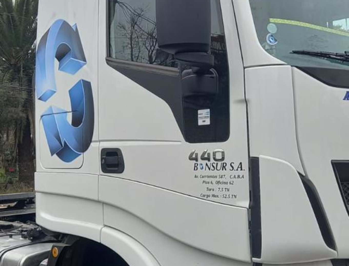 Vehículo de transporte pesado de la compañía Bonsur, con insignia corporativa