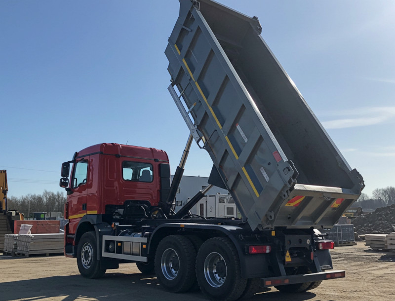 Batea en sector de la construcción, descargando cemento